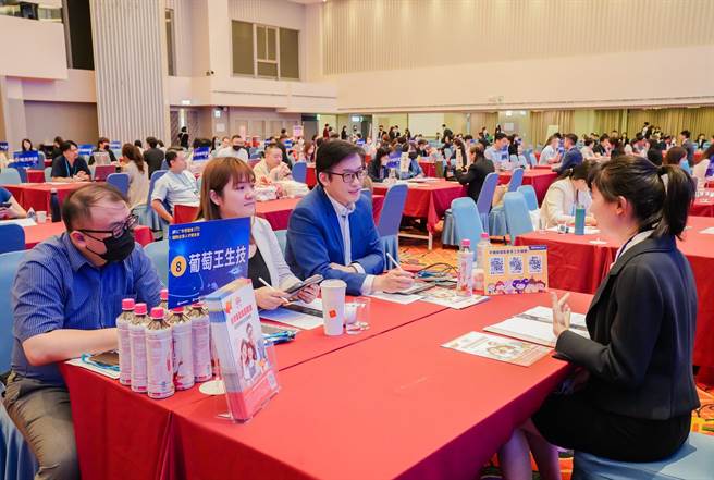 外贸协会培训中心今(18)日在新竹办理ITI「国际企业经营班」人才媒合会，近百家企业提供职缺，60家现场举办面谈会。(图／贸协提供)
