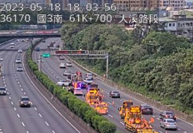 紫爆！国道3大溪段车祸 2车追撞呈90度占2车道。（翻摄画面）