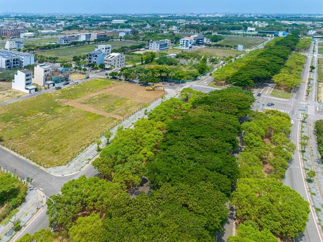 福裕武东案位于台南高铁特区低密度高级住宅区，与万坪绿地为临，舒适宜居。（柯宗纬翻摄）