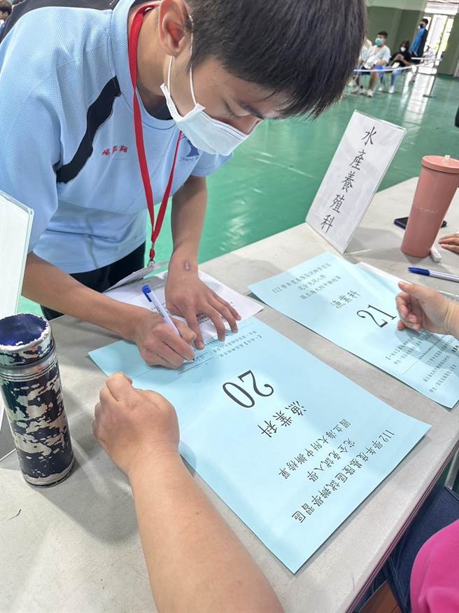 ▲基隆区的高级中等学校完全免试入学18日放榜，图为海大附中撕榜登记同学。（基隆市政府提供／徐佑升基隆传真）