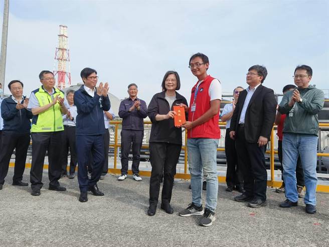 蔡英文总统于现场听取简报及致赠加菜金慰劳辛苦的工作同仁。（林雅惠摄）