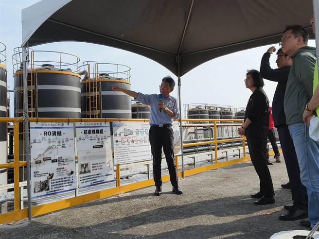 经济部水利署长赖建信向蔡英文总统表示，兴达电厂内设置临时海淡机组，只花了40天以最短时间就完成。（林雅惠摄）