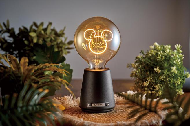 家乐福红利换购米奇造型气氛灯，红利点数2000点＋999元（限量）。（家乐福提供）