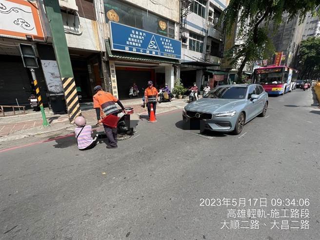 高雄男子順從義交指揮，導致碰撞到女騎士。（翻攝照片／崔正綱高雄傳真）