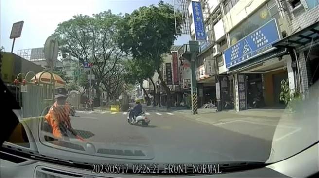 因男子停等紅燈車輛影響通行，義交示意男子開往下個路口。（翻攝照片／崔正綱高雄傳真）