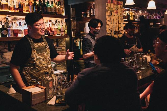 全台北中南3区6座城市的酒吧业者串联发起百鬼夜行酒精路跑，吸引全台数千人南北交流。（杨哲浩提供／程炳璋台南传真）