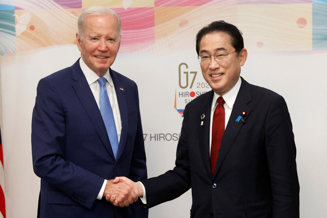 美國總統拜登（左）與日本首相岸田文雄18日在廣島G7峰會前先行舉辦美日雙邊會談。（路透社）