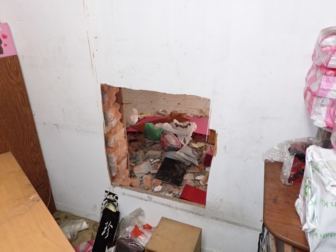 新北市蘆洲區中山二路一間銀樓，蔡姓銀樓老闆娘昨（17）日上午10時許開店時發現店內一團亂，驚覺失竊，發現百萬金飾不翼而飛，趕緊報警處理。（圖／警方提供）