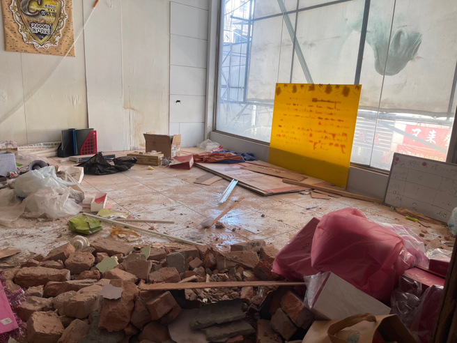 新北市蘆洲區中山二路一間銀樓，蔡姓銀樓老闆娘昨（17）日上午10時許開店時發現店內一團亂，驚覺失竊，發現百萬金飾不翼而飛，趕緊報警處理。（圖／警方提供）