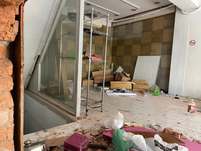 新北市蘆洲區中山二路一間銀樓，蔡姓銀樓老闆娘昨（17）日上午10時許開店時發現店內一團亂，驚覺失竊，發現百萬金飾不翼而飛，趕緊報警處理。（圖／警方提供）