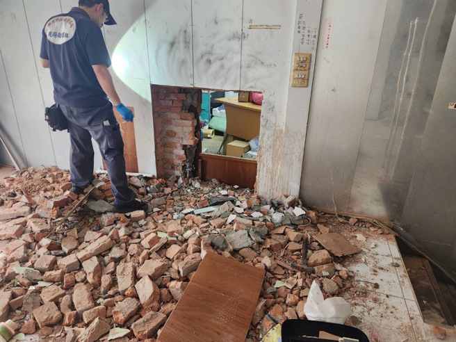 新北市蘆洲區中山二路一間銀樓，蔡姓銀樓老闆娘昨（17）日上午10時許開店時發現店內一團亂，驚覺失竊，發現百萬金飾不翼而飛，趕緊報警處理。（圖／警方提供）