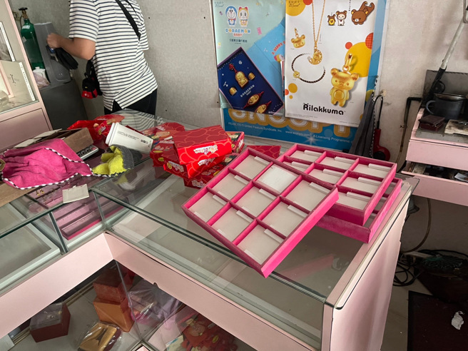 新北市蘆洲區中山二路一間銀樓，蔡姓銀樓老闆娘昨（17）日上午10時許開店時發現店內一團亂，驚覺失竊，發現百萬金飾不翼而飛，趕緊報警處理。（圖／警方提供）