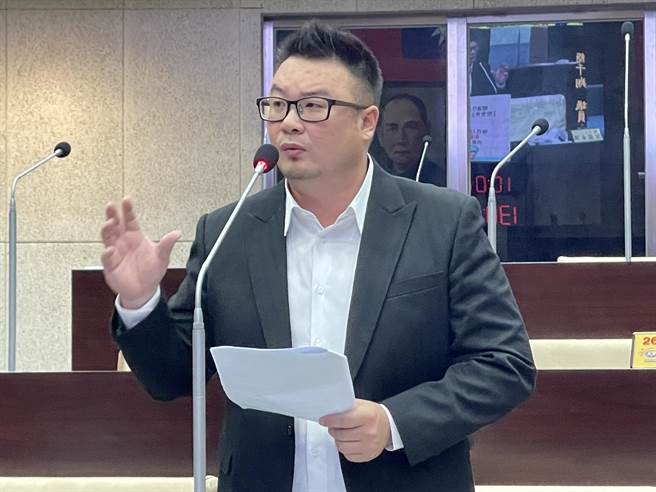 南投县议员简千翔不舍中兴新村长辈被迫搬离宿舍，閒置宿舍成小偷闯空门、吸毒的治安死角。（杨静茹摄）