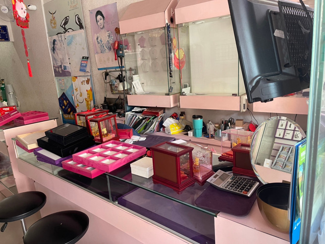 新北市蘆洲區中山二路一間銀樓，蔡姓銀樓老闆娘昨（17）日上午10時許開店時發現店內一團亂，驚覺失竊，發現百萬金飾不翼而飛，趕緊報警處理。（圖／警方提供）