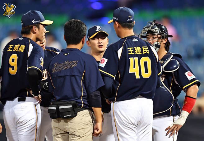 中信兄弟先发投手吴哲源（中）突然出现手没有力气的情况。（中信兄弟提供）