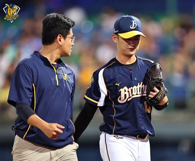 中信兄弟先发投手吴哲源（右）突然出现手没有力气的情况。（中信兄弟提供）