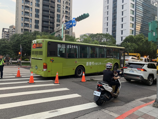 北市信义区公车与机车擦撞 机车女乘客卷入车底送医急救（民眾提供）