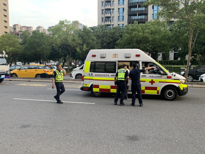 北市信义区公车与机车擦撞 机车女乘客卷入车底送医急救（民眾提供）