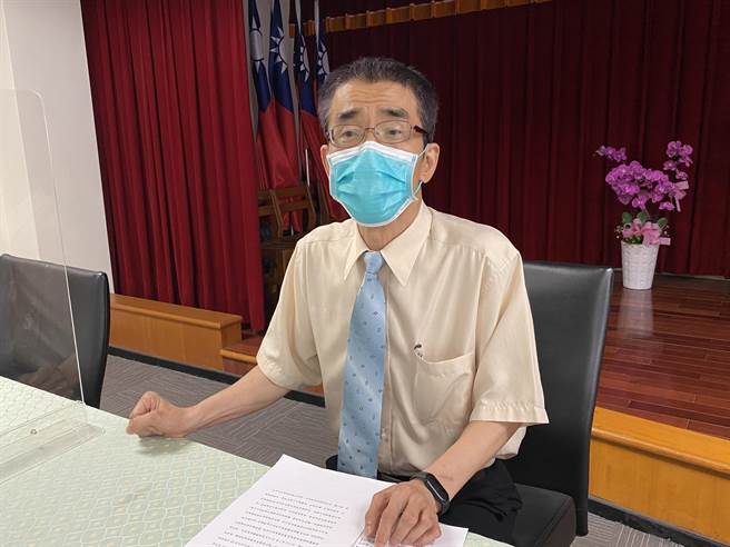 金门地方法院庭长黄建都表示，蔡燕明因违反公职人员选举罢免法，处有期徒刑3年2月，併科罚金新台币200万元，褫夺公权4年，其余3名被告皆缓刑。(于家麒摄)