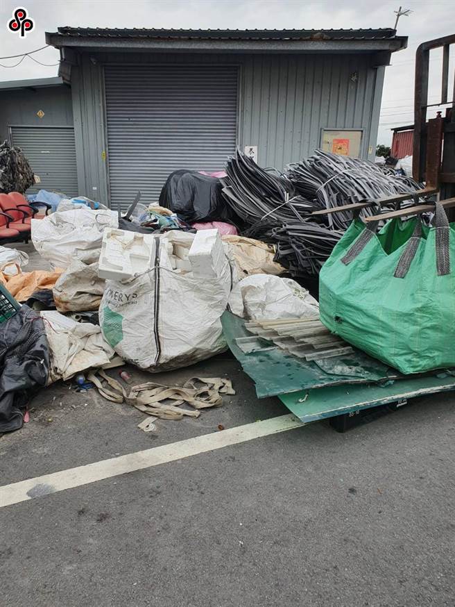 为提升塑胶平板包材回收成效，减少塑胶废弃物对环境影响，环保署修正「物品或其包装容器及其应负回收清除处理责任之业者范围」。（报系资料照）