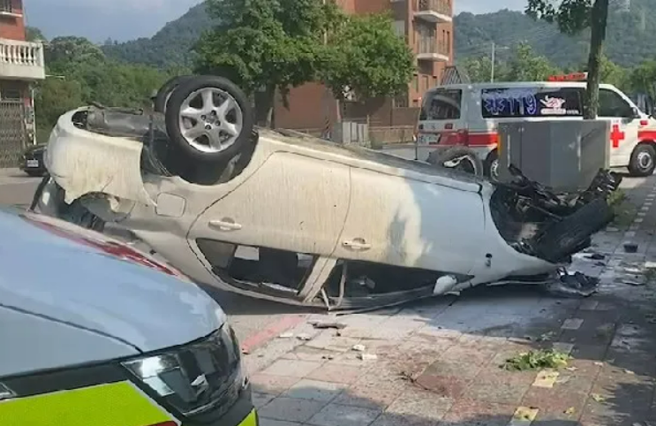 桃园大溪復兴路一段今（18）下午3点发生一辆白色轿车飙速时，因闪过砂石车造成失控，整车撞向路边加油站的围墙，接着起火烧毁。（翻摄自记者爆料网）