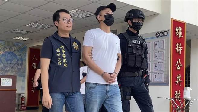 华山帮董姓男子策画伏击竹联帮弘仁会林姓干部，引发土城枪击案，他昨日被警方逮捕，新北地检署依教唆杀人未遂等罪声押禁见。（吕健豪摄）