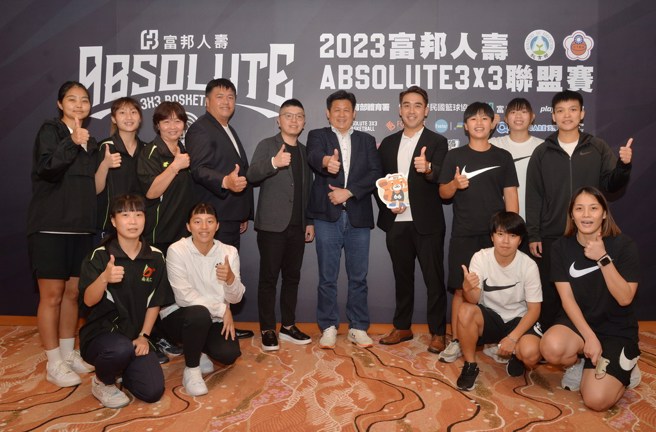 屏东嘉隆钢铁总经理林坤乐（右5）、台北北一文教机构执行长李先智（右6）大力支持美和。(ABSOLUTE 3x3提供)