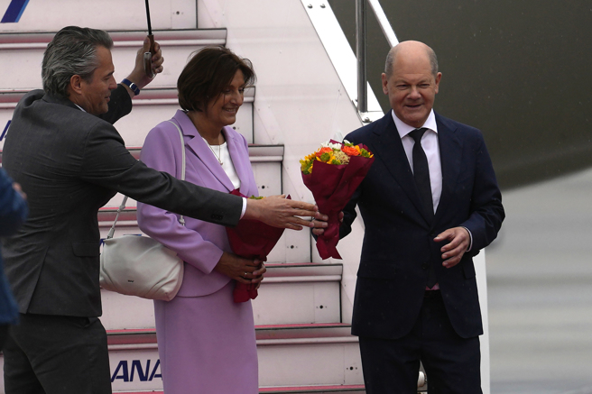 德国总理萧兹偕同妻子18日飞抵日本。（美联社）