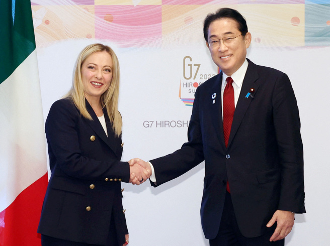 总理梅洛尼18日在G7广岛峰会登场前夕会见日本首相岸田文雄，两国举行双边会谈。（路透）