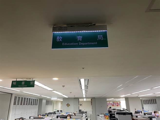 新北市某家幼儿园老师被指控，喂食学生安眠药，警方今持搜索票前往幼儿园搜索，查扣手机、电脑、园内监视器硬碟等设备，并将老师依伤害等罪移送新北地检署，检方晚间谕知2万元交保。（蔡雯如摄）