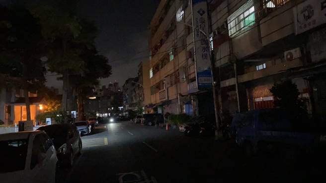 高雄市凤山区正义里、新武里、老爷里一带稍早路灯停电。（李雅静提供）