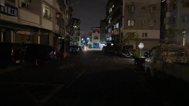 高雄市凤山区正义里、新武里、老爷里一带稍早路灯停电。（李雅静提供）