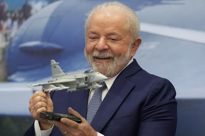 2023年5月10日，巴西总统鲁拉在巴西航空工业公司飞机工厂举行F-39 Gripen狮鹫战斗机生产线落成典礼期间。（美联社）