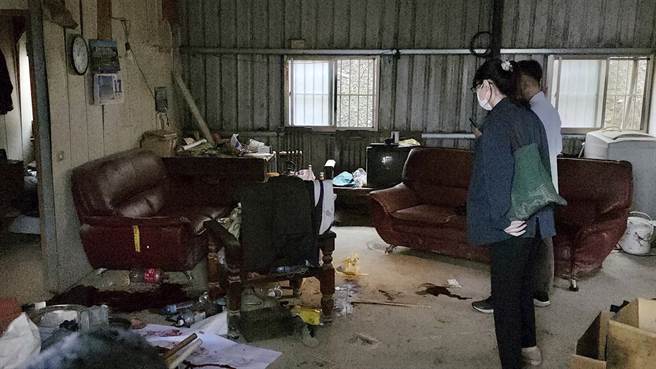 钟姓男子在投89县工寮枪杀2人再到屋外自戕，检察官廖蕴玮于工寮内勘验，现场一片凌乱。（民眾提供／杨静茹南投传真）