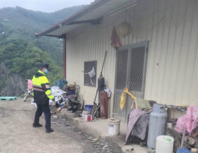 钟姓男子持霰弹枪在工寮枪杀2人，警方在命案第一现场、工寮外拉起封锁线。（警方提供／杨静茹南投传真）