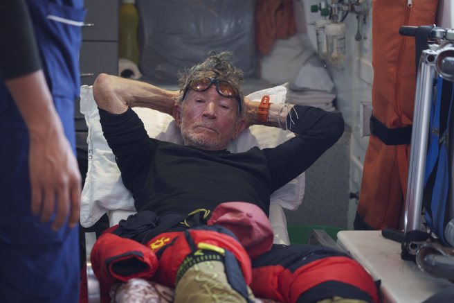 在尼泊尔挑战世界纪录失败的西班牙84岁登山客索利亚，18日搭直升机下山就医。（美联社）