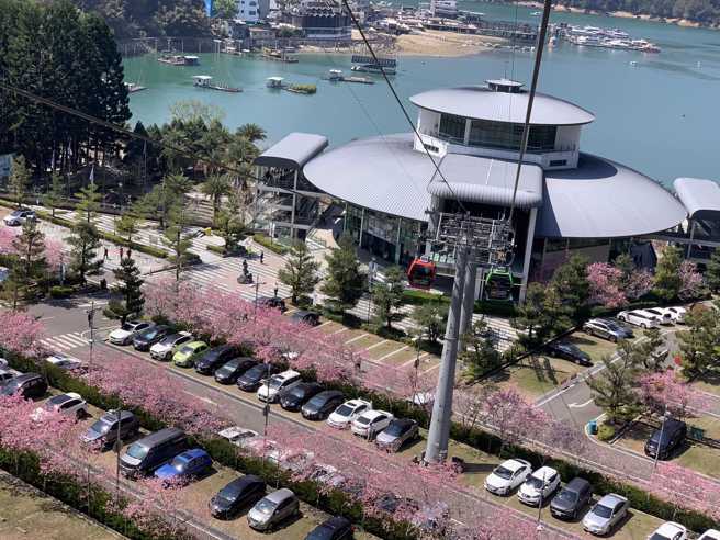 民眾在日月潭缆车上发现临近缆车内竟有一对男女正在做亲密行为，只见女子掀起裙子露内裤，跪在男方双腿中间，九族文化村脸书小编事后也发文。（非事发照，翻摄自九族文化村脸书专页）