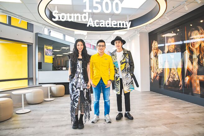 张瑞夫（右起）日前专访陈子鸿、李千娜分享参加歌唱比赛趣事。（1500声量音创提供）