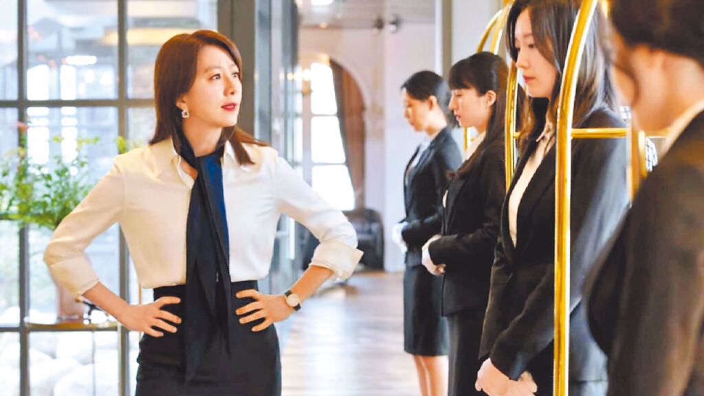 以女性從政為主題的韓劇《造后者》，女主角金喜愛以黑白套裝搭配伯爵耳環與鑽表，展現超強氣勢。（摘自Netflix）