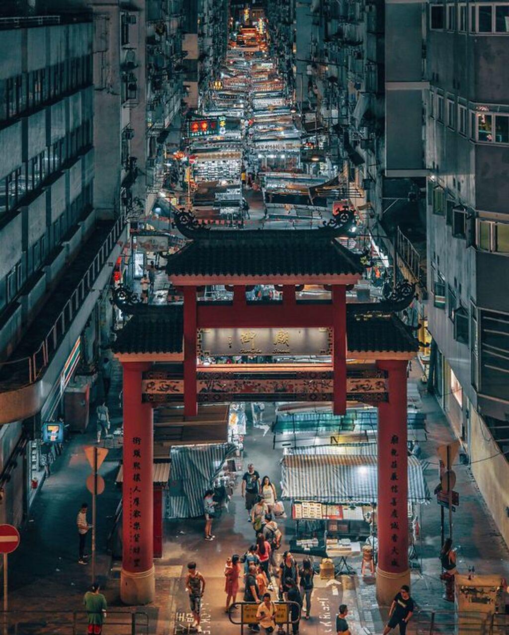 華燈初上，氣息活躍的廟街 Temple Street。（圖／香港旅遊發展局）