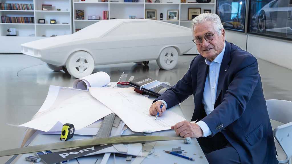 時隔 50 年，Hyundai 品牌開端之作 Pony Coupe Concept 重建完成、在意大利誕生地亮相！(圖/CARSTUFF)