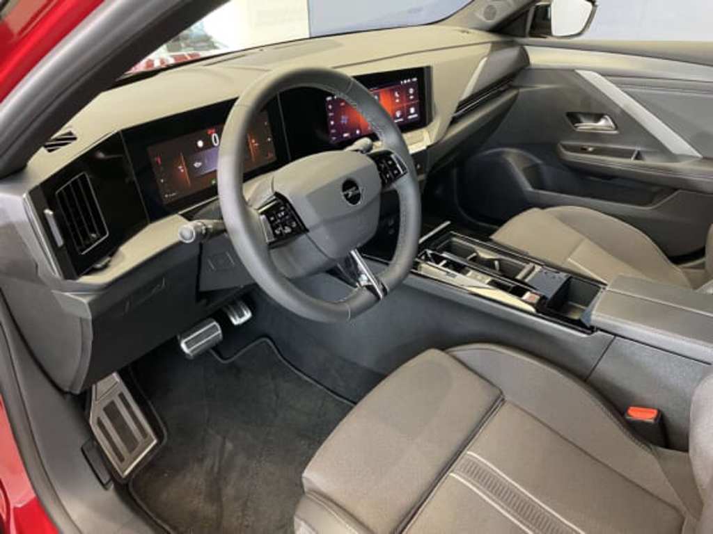 Opel Astra GS Line潮流版座艙採取駕駛者導向設計。（陳大任攝）