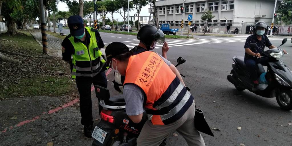 台東監理站會同台東縣警察局交通隊在台東市區路口聯合稽查。（台東監理站提供／蔡旻妤台東傳真）