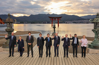 G7峰會首日傍晚遊神社 例行合照這一刻「小尷尬」