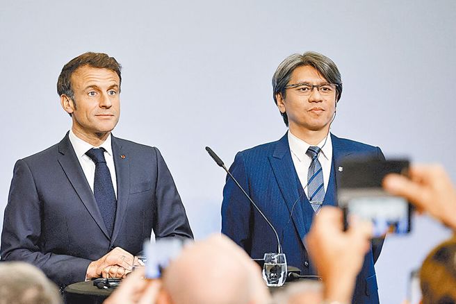 辉能科技宣布在法建置首座海外固态电池超级工厂，马克宏(左)亲自介绍。图右为辉能科技董事长杨思枏。（图／美联社）