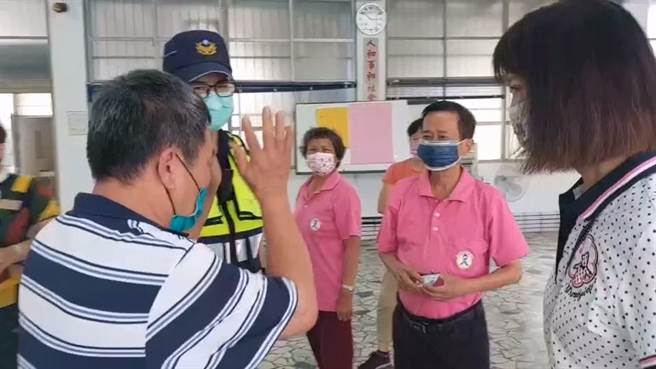 高雄市旗山区永和里活动中心，18日上午出现民眾抗议事件，10多位里民不满欲加入发展协会却被拒绝门外，因此集体抗议。