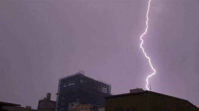 锋面通过，桃园市19日凌晨1时许出现剧烈降雨和雷击。（蔡明亘摄）