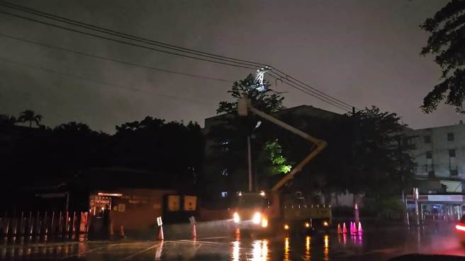 桃园市平镇区疑有变电箱冒火花，台电19日凌晨紧急抢修。（民眾提供／蔡明亘桃园传真）