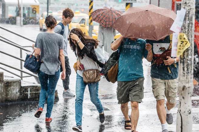 National Alarm Sounded: Thunderstorm and Lightning Strike in Taiwan, Flood Warning Issued by Water Conservancy Department