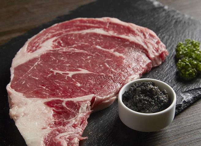 5月底前揪亲朋好友4人同行，到「肉次方」内用998元套餐，即赠「10盎司松露肋眼牛排」1份。（图／肉次方提供）